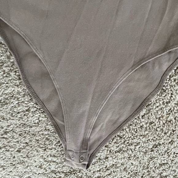 Forever 21 Fitted Tee Short Sleeve Bodysuit sz M Tan/Stone - Picture 3 of 4